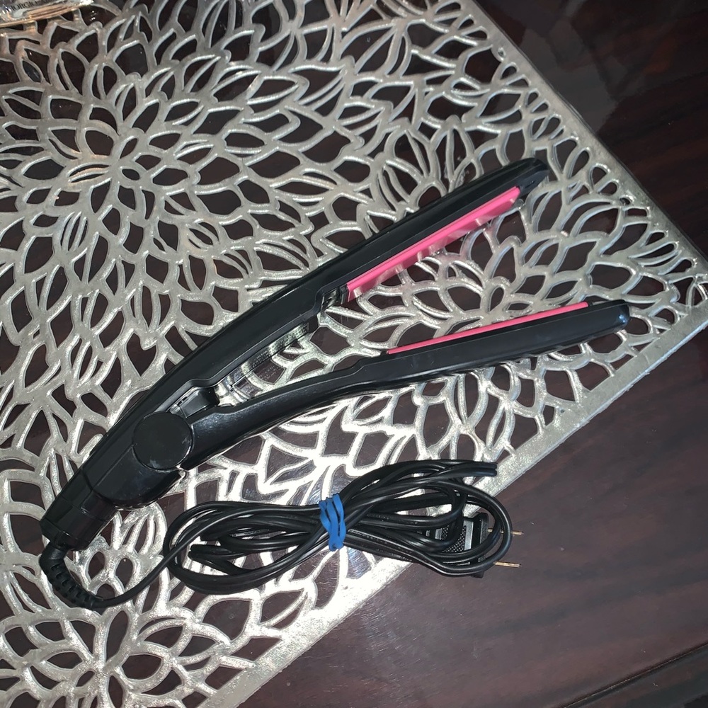 BRAND NEW STRAIGHTENER